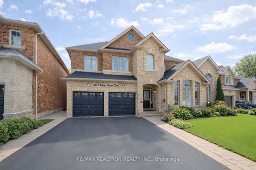 740 Valley Green Trail, Newmarket, ON, L3X2V7 | Card Image