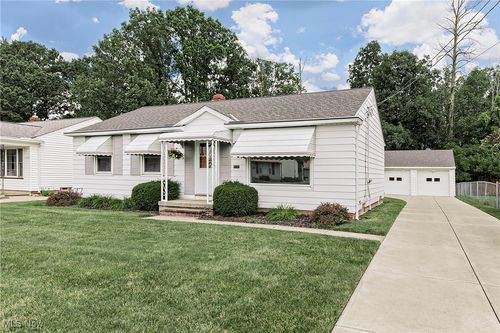 11140 Fairlawn Dr, Parma, OH, 44130-1218 | Card Image
