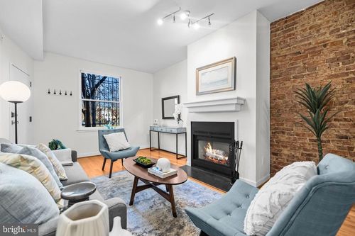 apt-1-1239 C St Se, WASHINGTON, DC, 20003-2218 | Card Image