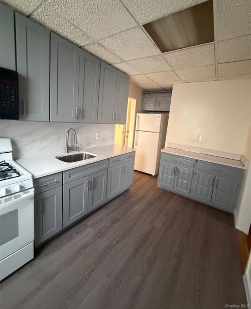 9347 202nd Street, New York, NY, 11423 | Card Image