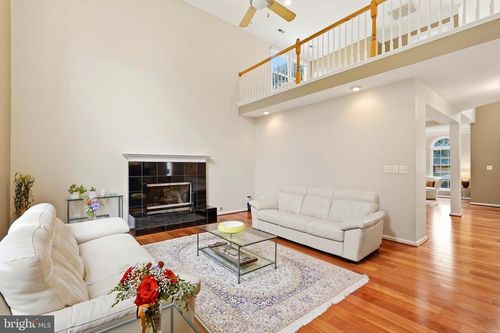 43648 Intrepid St, CHANTILLY, VA, 20152-3688 | Card Image