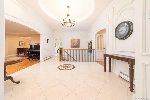 65 Starling Ct, Roslyn, NY, 11576-2712 | Card Image