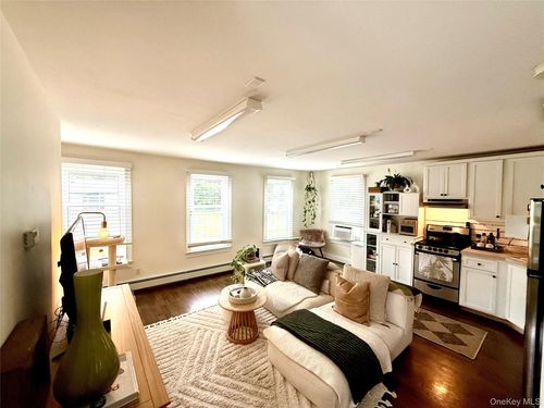 9 Oyster Bay Rd, Locust Valley, NY, 11560-2322 | Card Image