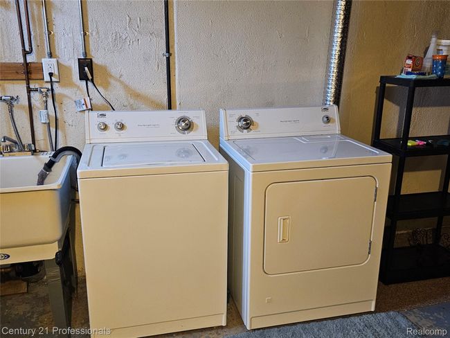 LOWER LVL LAUNDRY | Image 32