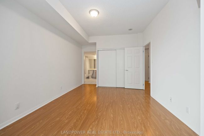1017 - 230 Queens Quay W, Condo with 2 bedrooms, 1 bathrooms and null parking in Toronto ON | Image 24