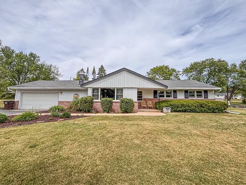 18260 W Willow Rd, New Berlin, WI, 53146-2741 | Card Image