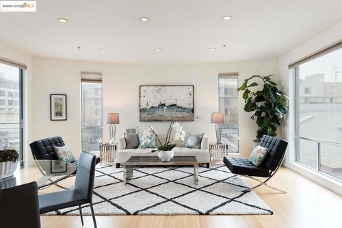 200 2nd St, Oakland, CA, 94607-4573 | Card Image