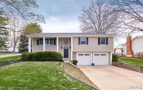 11900 Grant Pl, Des Peres, MO, 63131-4512 | Card Image