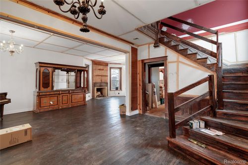 70 Lawrence St, Detroit, MI, 48202-1015 | Card Image