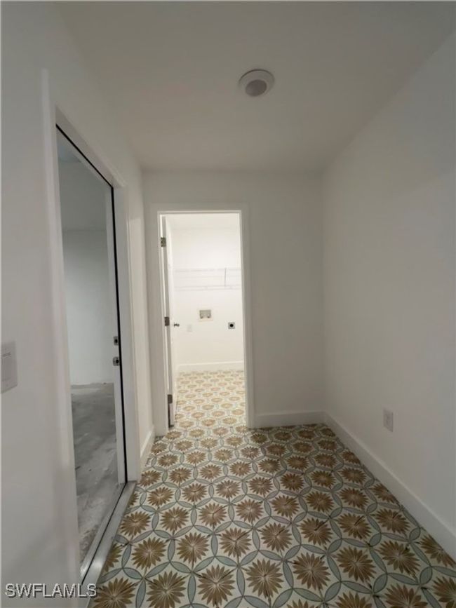 View of corridor | Image 18