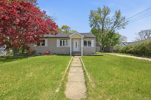 284 15th St, West Babylon, NY, 11704-2731 | Card Image