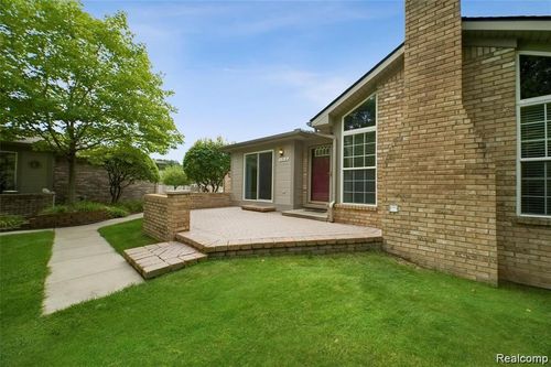 11319 Black Walnut Ct, Washington Twp, MI, 48094-3737 | Card Image