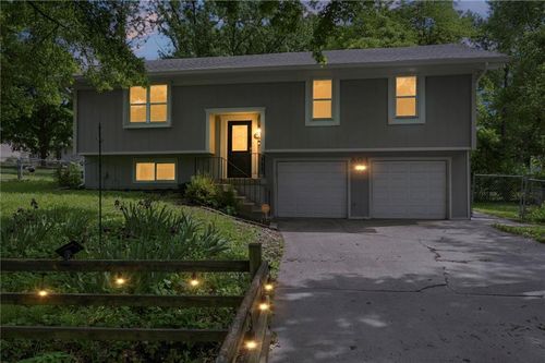 601 115th Ter, Kansas City, MO, 64155-1215 | Card Image