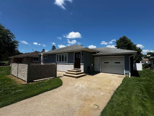 812 W 4th St, Sumner, IA, 50674-1256 | Card Image