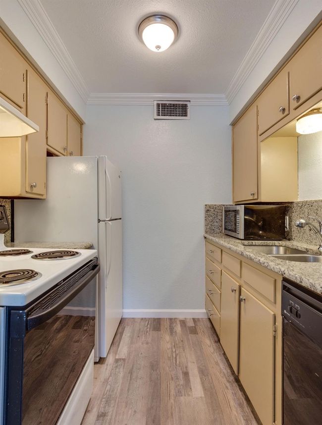 411 S Dooley St, Condo with 10 bedrooms, 5 bathrooms and 8 parking in Grapevine TX | Image 11