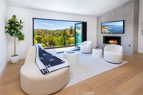 4976 Llano Dr, Woodland Hills, CA, 91364-3025 | Card Image