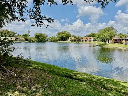 8992-8992 Palm Tree Ln, Pembroke Pines, FL, 33024-4612 | Card Image