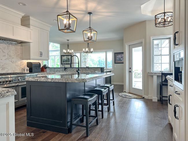 Gourmet kitchen | Image 23