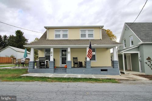 18 S Queen St, Maytown, PA, 17550-9727 | Card Image