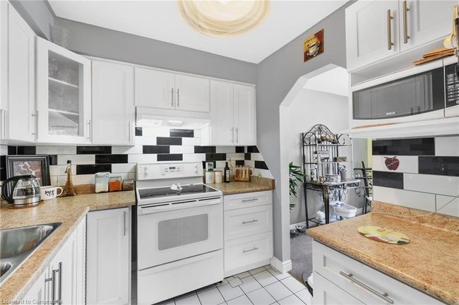 32 - 985 Limeridge Rd E, Townhouse with 3 bedrooms, 2 bathrooms and 2 parking in Hamilton ON | Image 17