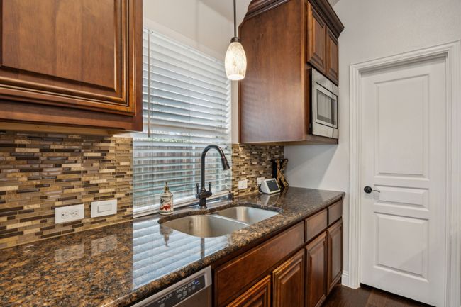 218 Calvert Dr, House other with 4 bedrooms, 3 bathrooms and null parking in Midlothian TX | Image 6