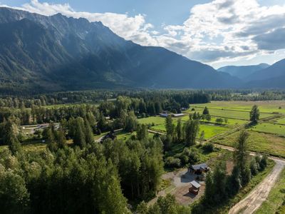 7320 Macrae Rd, House other with 3 bedrooms, 2 bathrooms and 6 parking in Squamish Lillooet Regional District BC | Image 2