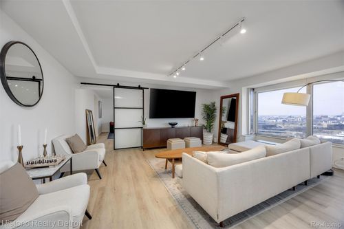 2409-1300 E Lafayette St, Detroit, MI, 48207-2924 | Card Image