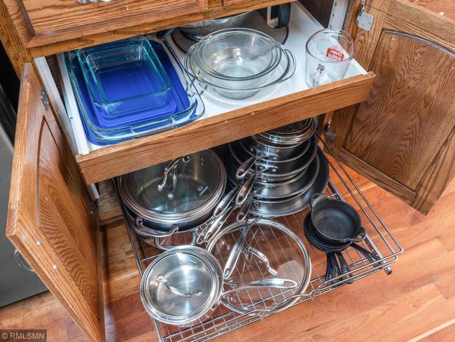 Many pull out kitchen drawers | Image 18