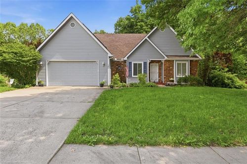 107 Willow Dr, Lansing, KS, 66043-6251 | Card Image