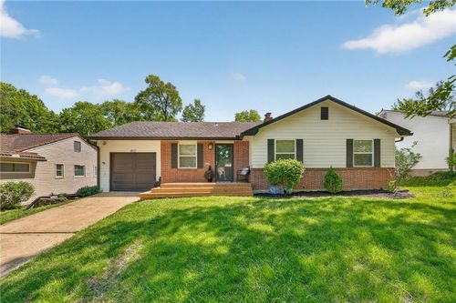 8117 Summit St, Kansas City, MO, 64114-2241 | Card Image