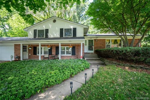6826 Spruce Dr, Bloomfield Hills, MI, 48301-3058 | Card Image
