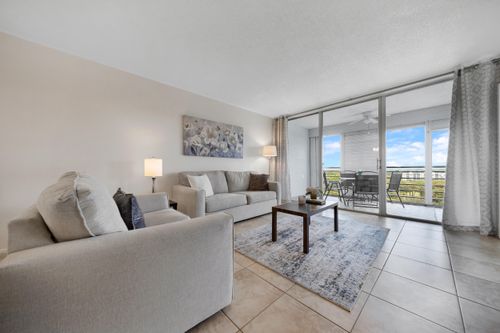 1009-575 Oaks Ln, Pompano Beach, FL, 33069-3715 | Card Image