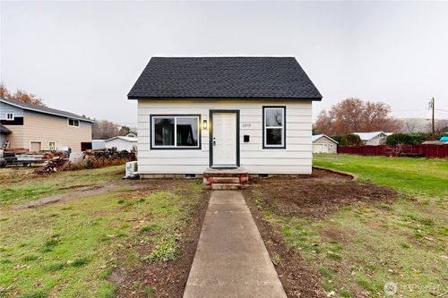 1209 Chestnut St, Milton-Freewater, OR, 97862-1136 | Card Image