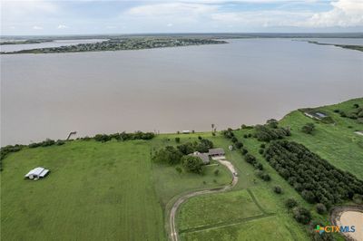 284 Shoreline Lane, House other with 3 bedrooms, 2 bathrooms and null parking in Port Lavaca TX | Image 2