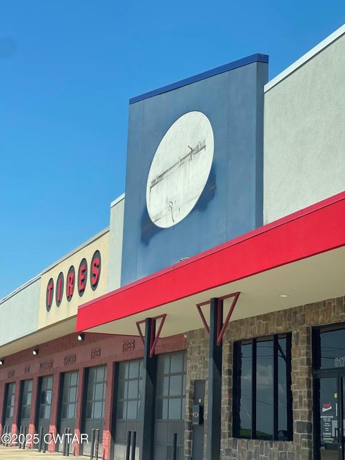 817 Vann Dr, Jackson, TN, 38305-6033 | Card Image