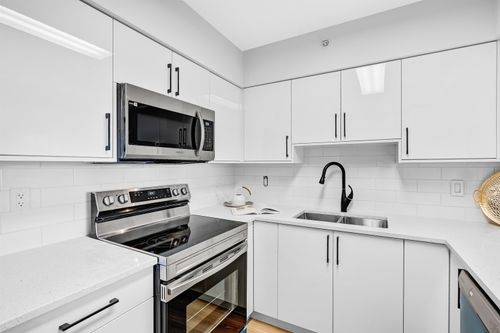 405 - 8246 Lansdowne Road, Condo with 2 bedrooms, 2 bathrooms and 1 parking in Richmond BC | Card Image
