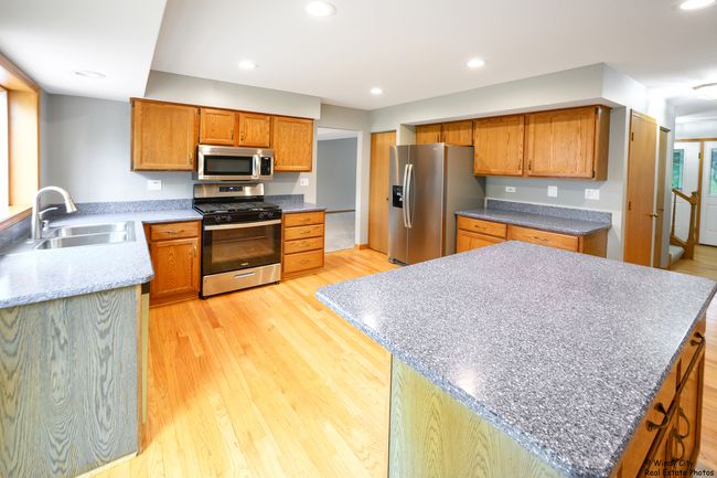 646 Schooner Ln, House other with 4 bedrooms, 3 bathrooms and 2 parking in Elk Grove Village IL | Image 6