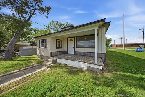 302 W Maple St, Cushing, OK, 74023-2516 | Card Image