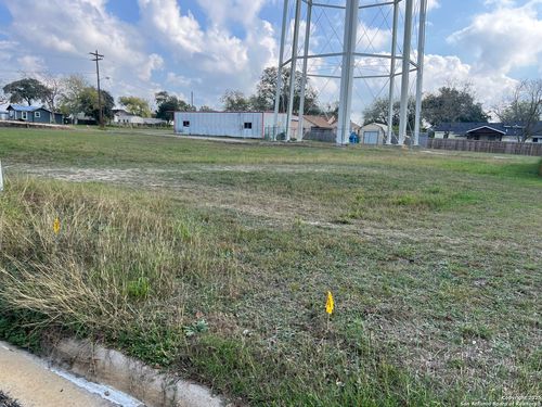 307 W Huntington St, Beeville, TX, 78102-2642 | Card Image