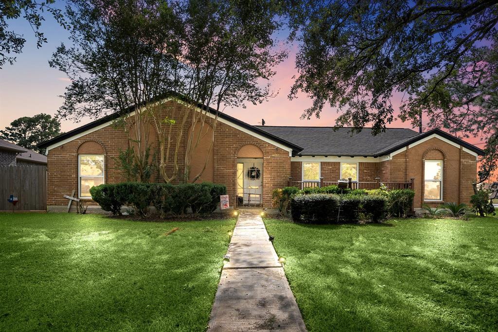 Inverness Dr, Baytown, TX 77521