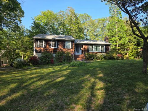 13 Linda Ln E, Riverhead, NY, 11901-6308 | Card Image