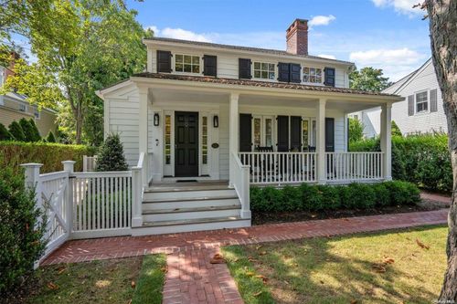 30 Hampton St, Sag Harbor, NY, 11963-4200 | Card Image