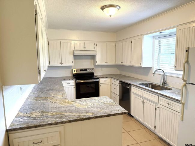 13675 Maple Dr, House other with 3 bedrooms, 2 bathrooms and null parking in Tyler TX | Image 7