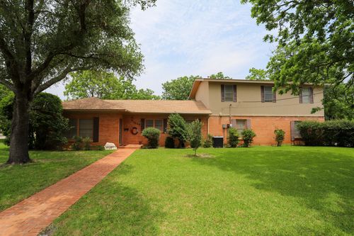 1000 S Harrison St, McGregor, TX, 76657-2040 | Card Image