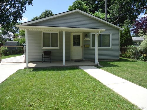 27427 Brinker St, Roseville, MI, 48066-2911 | Card Image