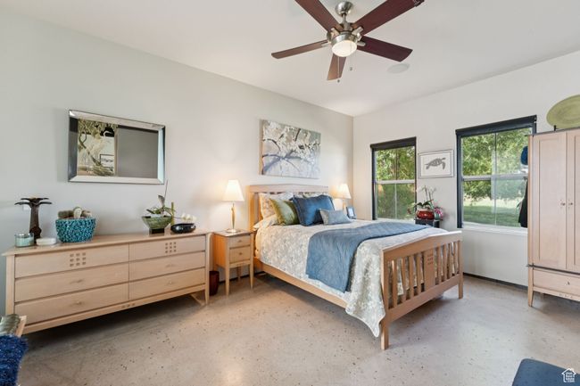 Bedroom with ceiling fan | Image 25