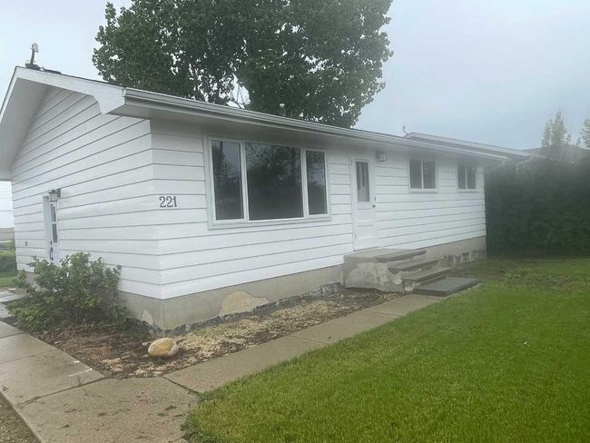 221 Frederick Avenue W, House other with 3 bedrooms, 1 bathrooms and 1 parking in Standard AB | Image 32