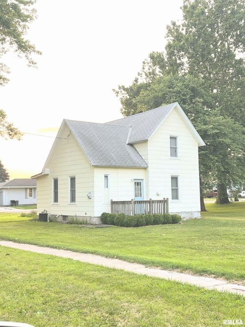 302 N Mason St, Deer Creek, IL, 61733-9315 | Card Image