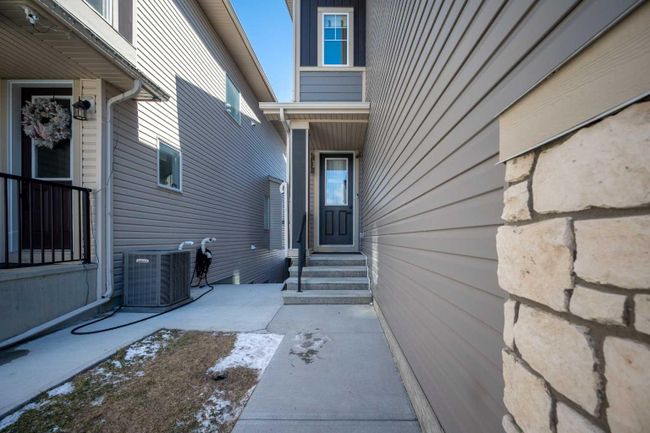 300 Corner Meadows Manor Ne, Home with 6 bedrooms, 5 bathrooms and 4 parking in Calgary AB | Image 3