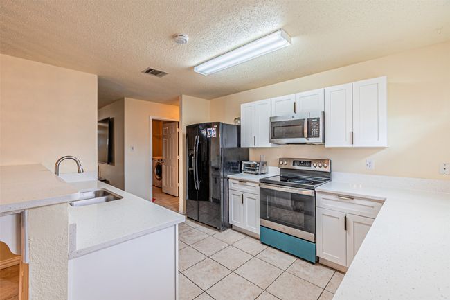 Kitchen with appliances with stainless steel finishes | Image 6